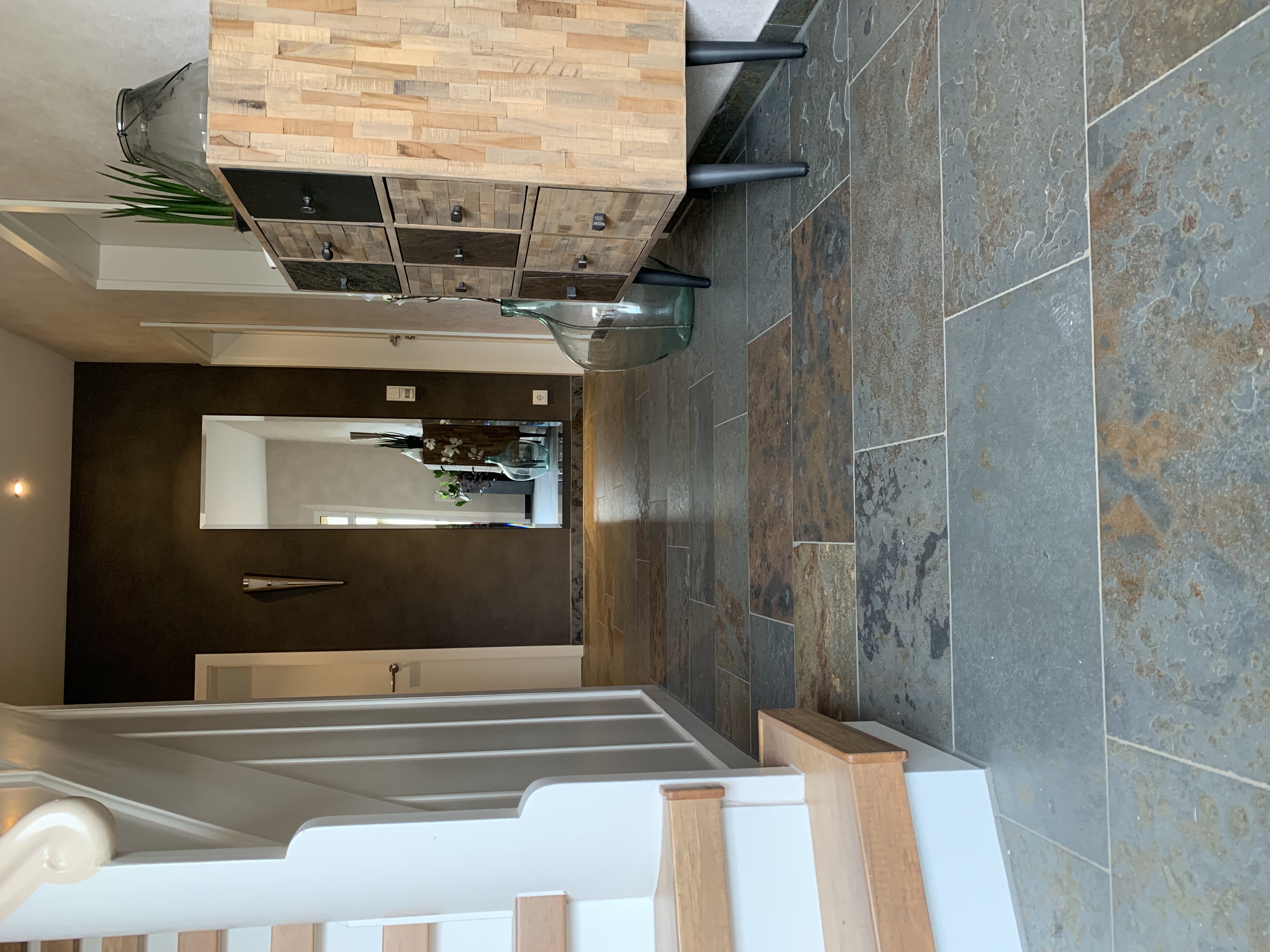 Essbereich mit moderner Küche und Sitzgelegenheit