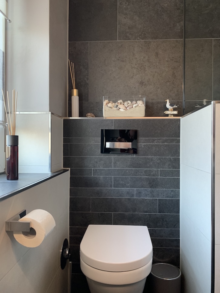 Badezimmer mit dunklen Fliesen