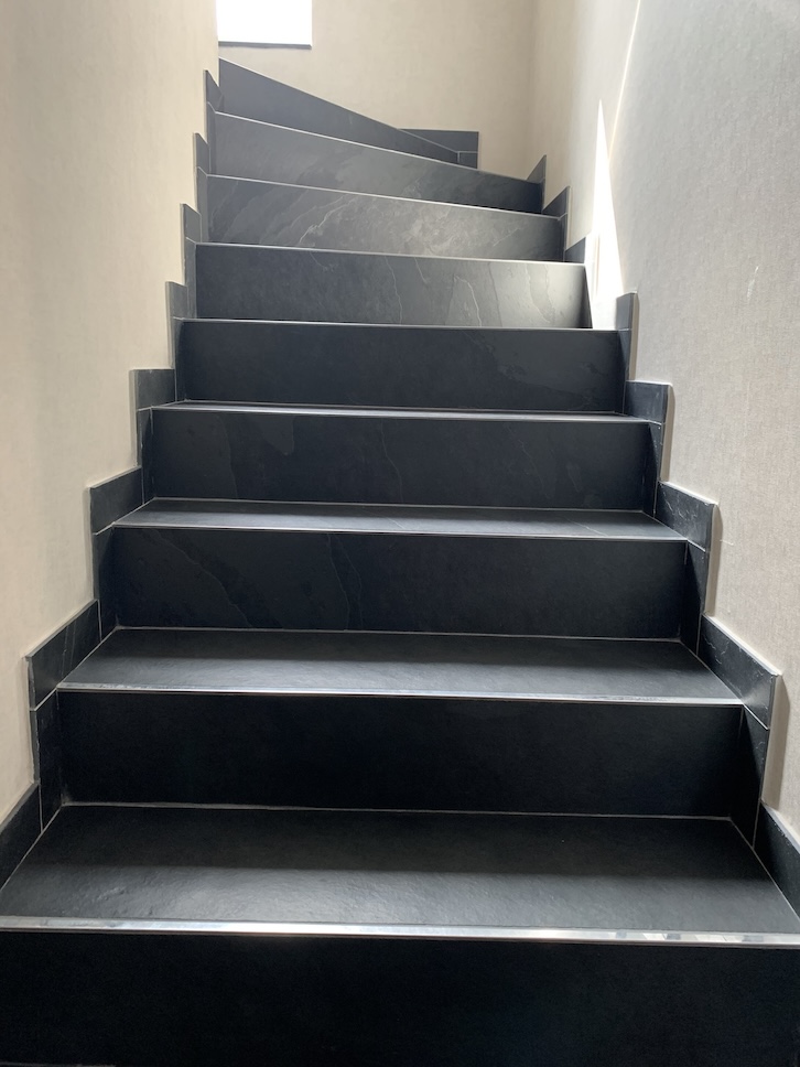 Treppen mit dunklen Fliesen