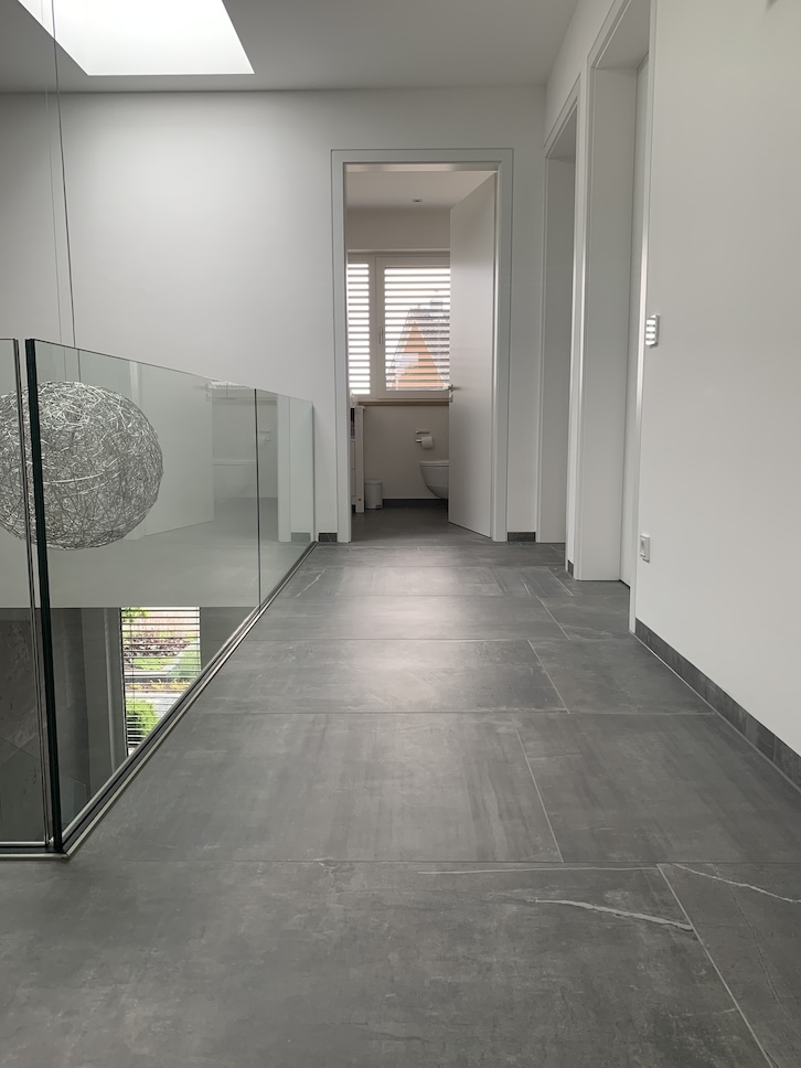 Moderner Flur mit Glasgeländer