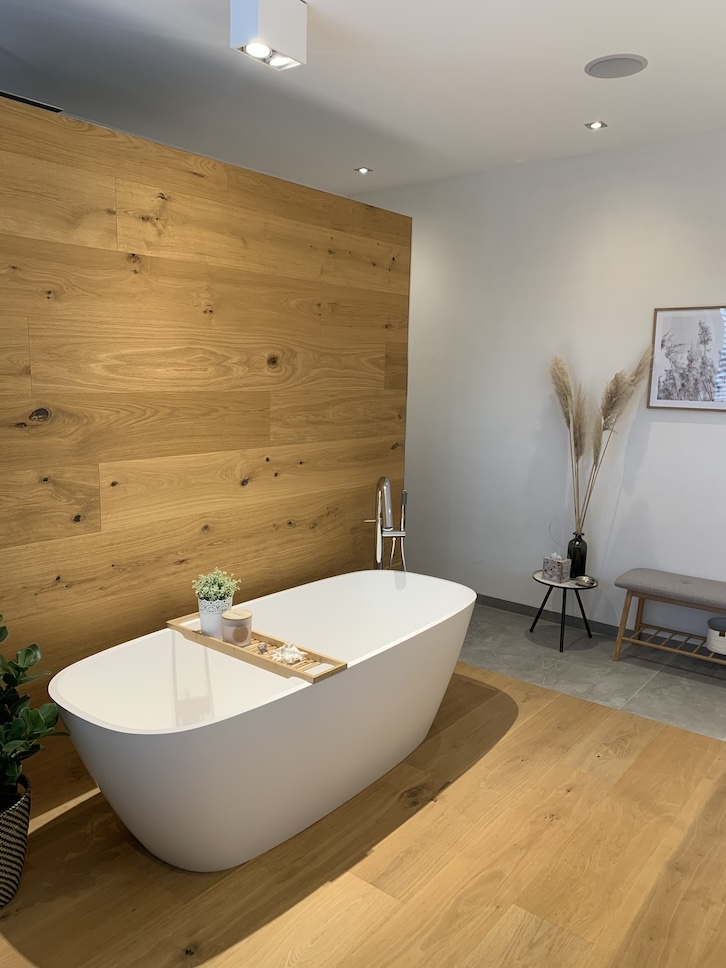 Modernes Badezimmer mit freistehender Badewanne