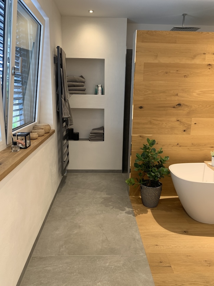 Badezimmer mit Wandnische und Handtüchern