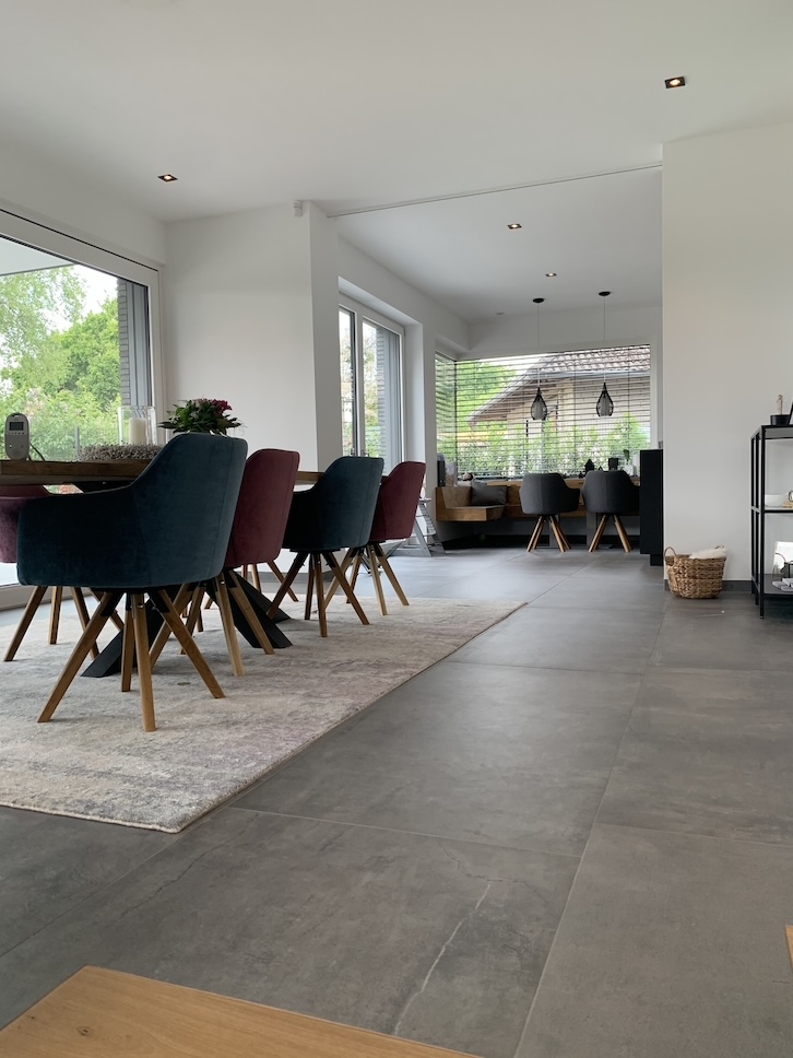 Raum mit Essbereich und Sitzgelegenheiten