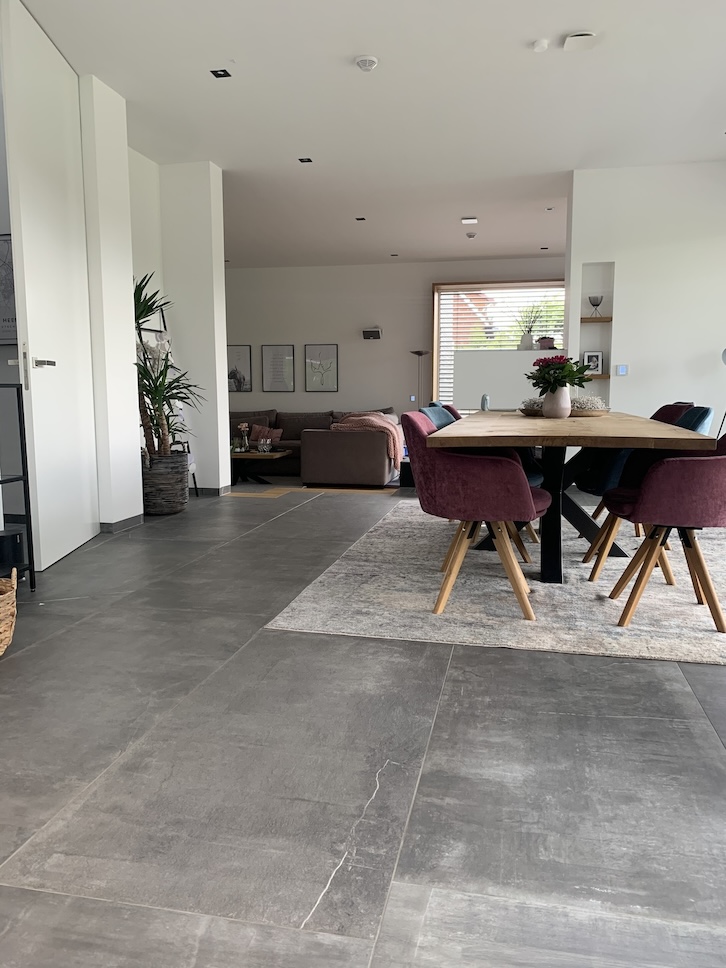 Schwarze Wandnische mit dekorativen Herzen