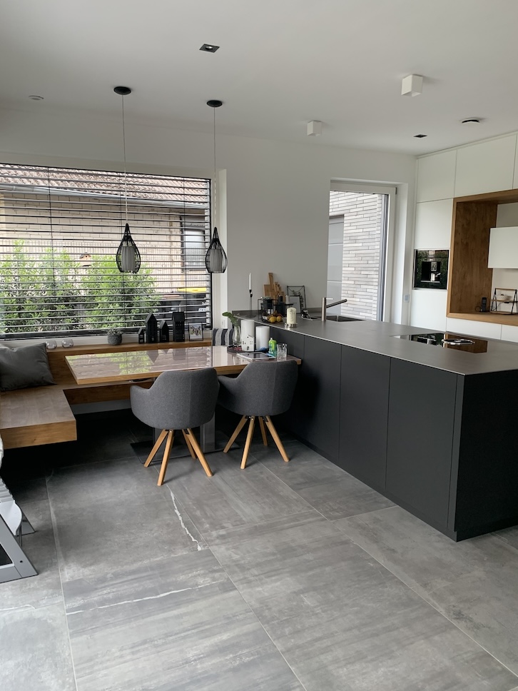 Schwarze Treppe im modernen Stil