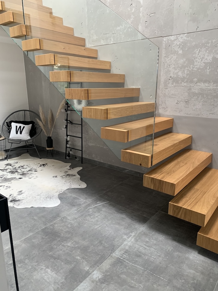 Flur mit schwarzen Bodenfliesen