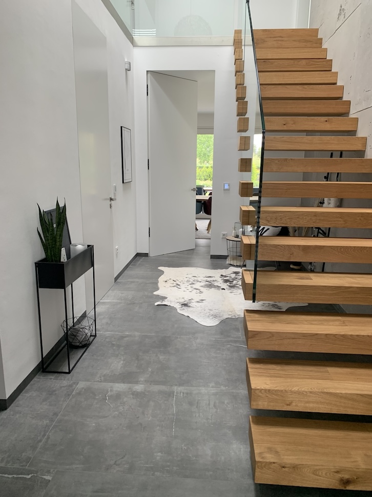 Moderner Gang mit Glasgeländer