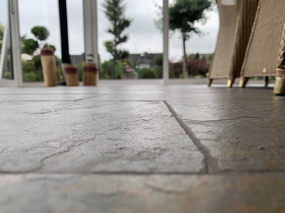 Freistehende Badewanne mit Holzwand im Hintergrund