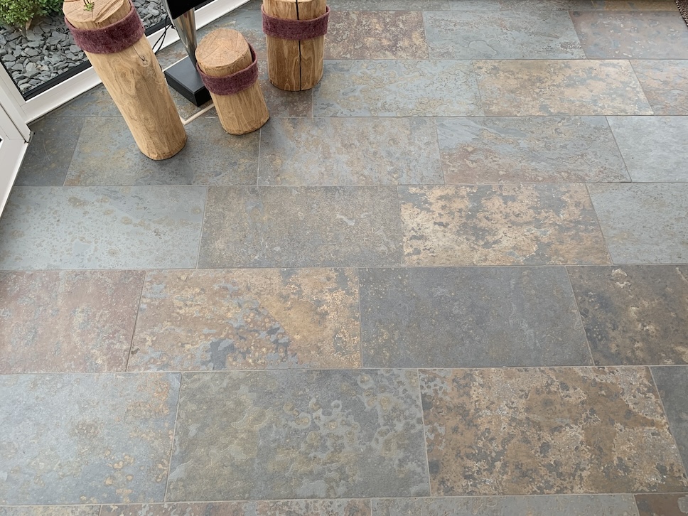 Essbereich mit moderner Küche und Sitzgelegenheit