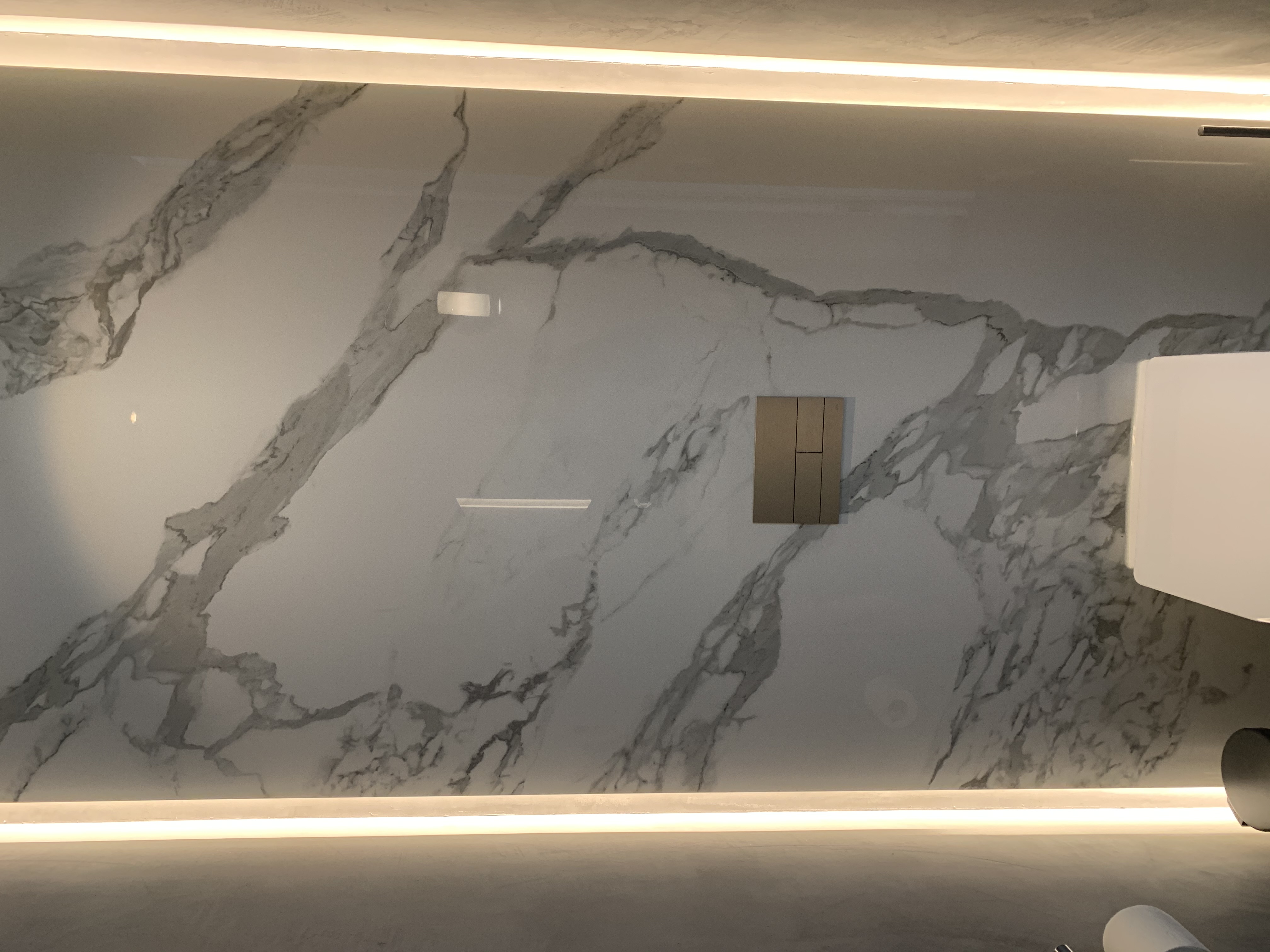 Essbereich mit moderner Küche und Sitzgelegenheit